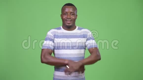 年轻快乐的非洲男人视频的预览图