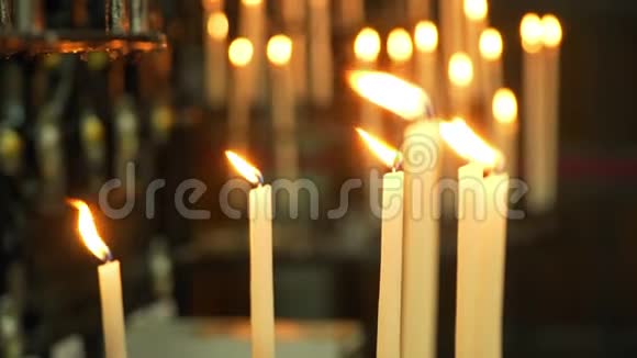 教堂里燃烧着背景蜡烛视频的预览图