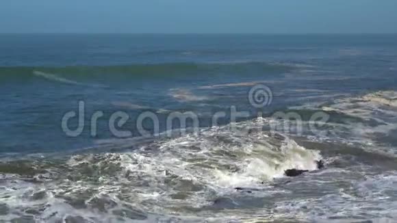 完美的海浪在摩洛哥沙漠的岩石海岸大西洋非洲的前面破碎视频的预览图