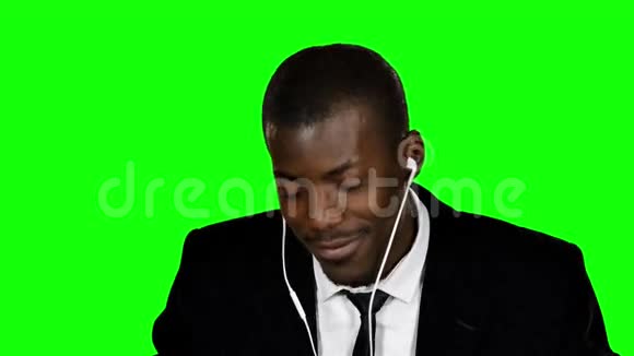 听音乐的快乐商人绿色屏幕视频的预览图