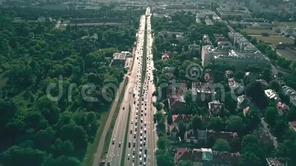 波兰华沙市公路的鸟瞰图视频的预览图