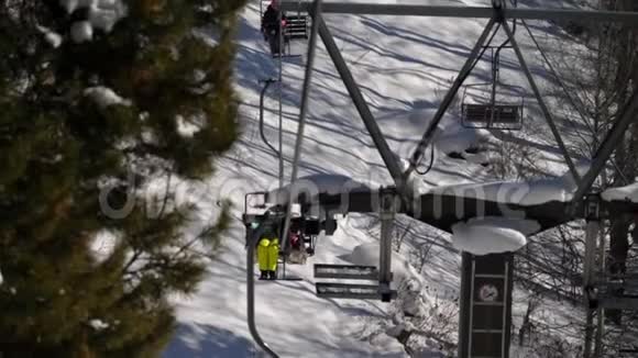 冬山全景滑雪升降机视频的预览图