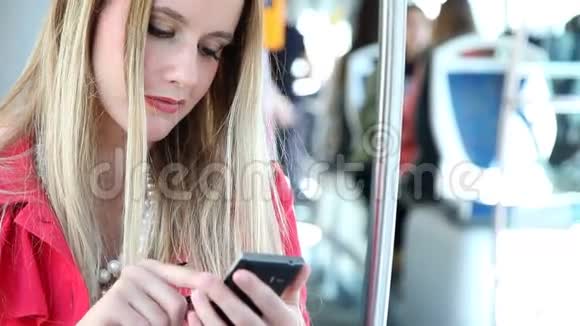 坐在电车里打电话的金发女人视频的预览图