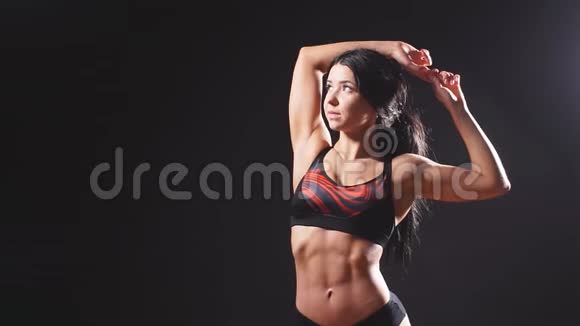 漂亮的肌肉发达的女人视频的预览图