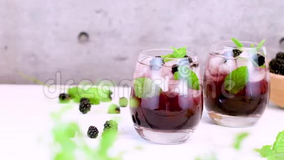 新鲜的黑莓饮料视频的预览图