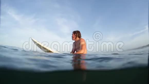 带冲浪板的年轻人视频的预览图