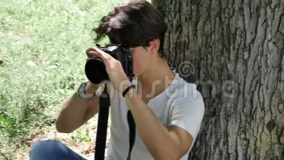 英俊的年轻男性摄影师拍照视频的预览图