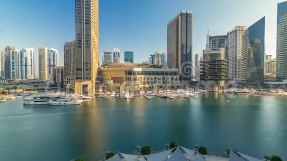 迪拜码头的空中车辆配有购物中心餐厅塔楼和游艇timelapse阿拉伯联合酋长国视频的预览图