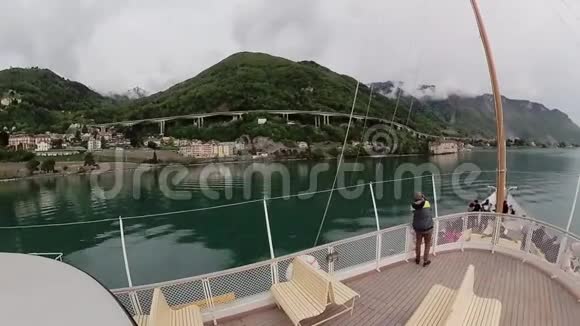 旅游船沿着日内瓦湖驶向奇隆城堡视频的预览图