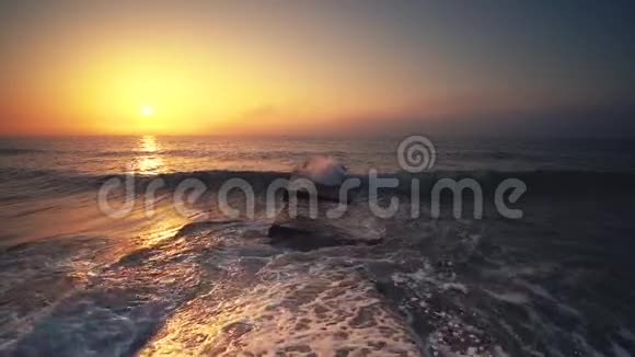 海上日出和涟漪美丽景色视频的预览图