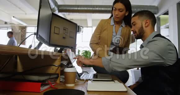 行政人员在办公桌4k上讨论笔记本电脑视频的预览图