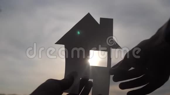幸福家园建设理念他手里拿着纸房手里拿着夕阳的生活剪影视频的预览图