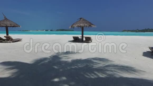 马拉帕和马尔代夫海滩海边的日光浴视频的预览图