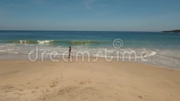 在海滩上散步的女孩印度尼西亚巴厘视频的预览图