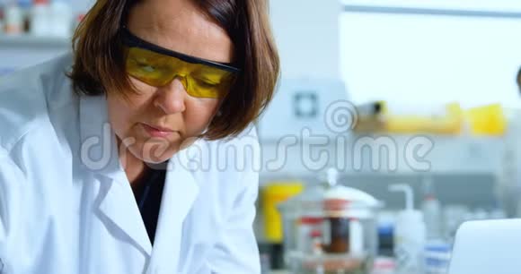 女科学家在实验室做实验视频的预览图
