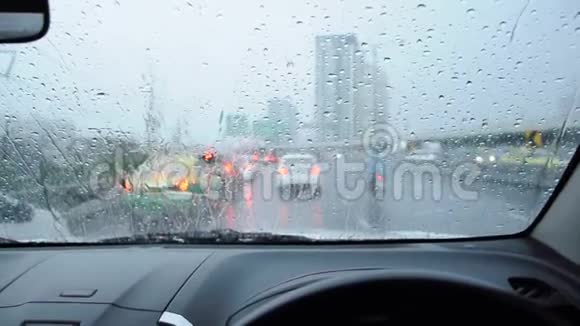 曼谷的雨滴和交通视频的预览图