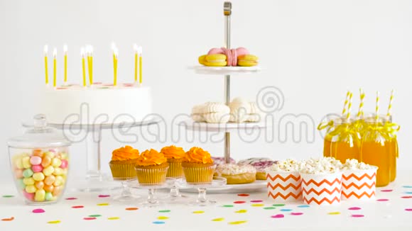 生日派对桌上的食物和饮料视频的预览图
