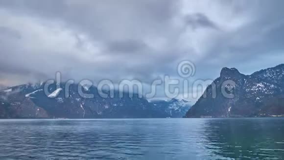 奥地利特伦奇湖特伦西湖之夜视频的预览图