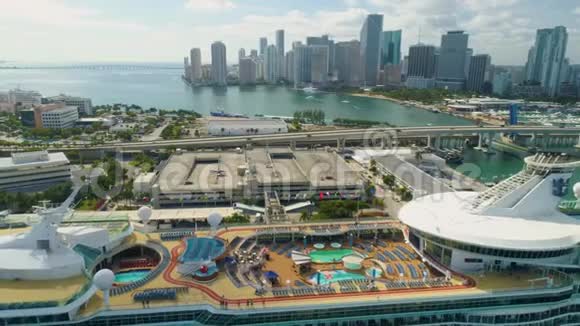 迈阿密空中观景楼船迈阿密河沿岸城镇视频的预览图