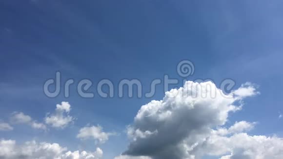 云天蓝色背景蓝天和太阳视频的预览图