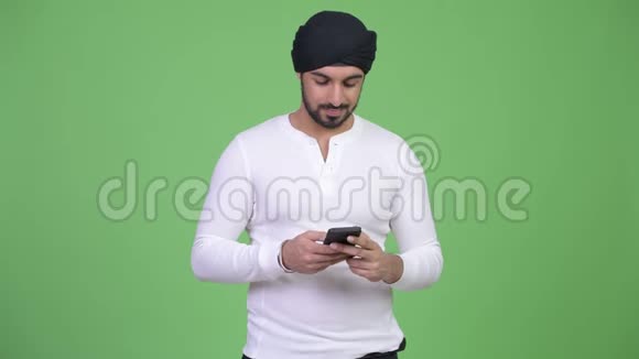 年轻有胡子的印度男人用电话视频的预览图