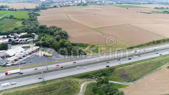 公路和休息区的交通视频的预览图