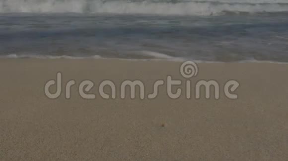 沙滩上的海浪背景视频的预览图