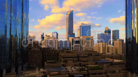 观看现代城市建筑和摩天大楼阿布扎比天际线与美丽的云世贸中心视频的预览图
