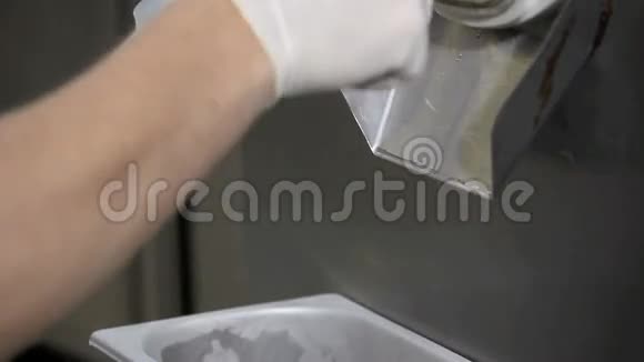 用专业机器制作冰淇淋视频的预览图