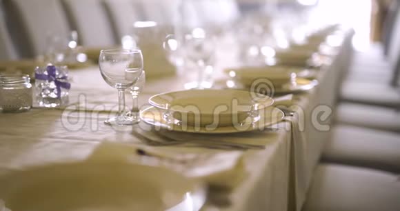 豪华优雅的晚餐装饰桌晚餐浪漫背景视频的预览图
