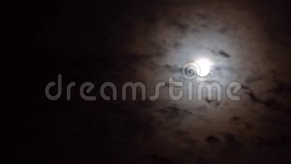 夜晚多云的天空有月亮视频的预览图