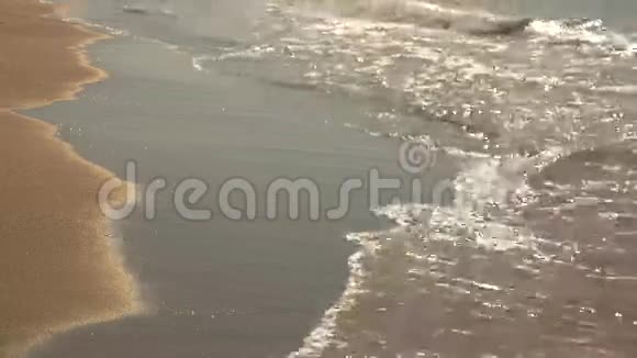 岸边的小浪水和沙子视频的预览图