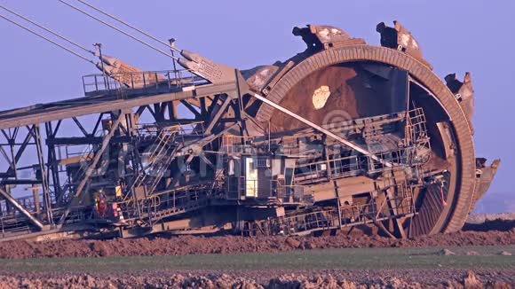 巨型斗轮挖掘机露天采矿视频的预览图