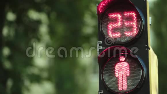 白天道路上的红绿灯特写镜头基辅乌克兰视频的预览图