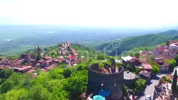 从佐治亚州锡格那吉古堡的景色从上面可以看到城市和山脉的景观这就是视频的预览图