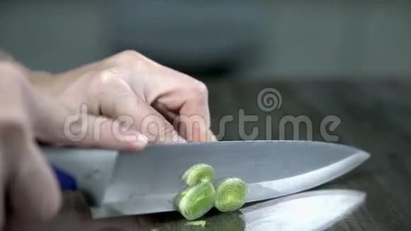 把韭菜切成碎片视频的预览图