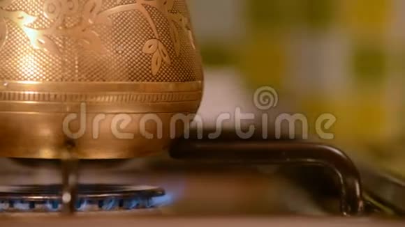 炉子里的家用咖啡视频的预览图