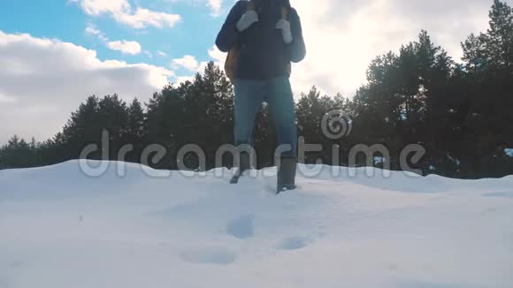 人的脚在深雪的冬天慢动作视频男子旅行者的生活方式与背包步行在雪林视频的预览图