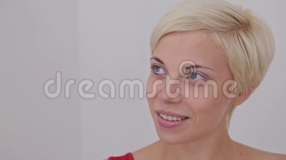 专业化妆师在模特的整个眼睛周围涂眼线视频的预览图
