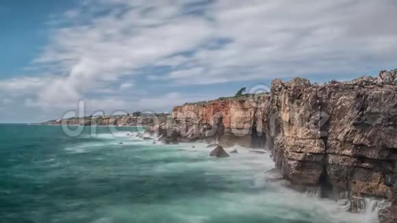 危险的海浪冲进悬崖葡萄牙魔鬼嘴博卡多地狱视频的预览图