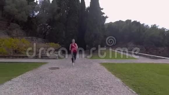 美丽的少女运动员在公园奔跑视频的预览图