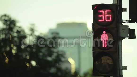 白天道路上的红绿灯特写镜头基辅乌克兰视频的预览图