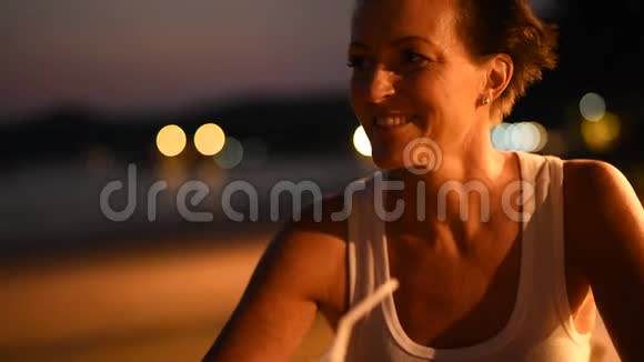 成熟美丽的女游客在海滩上放松视频的预览图