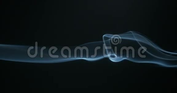 在黑色背景下升起的香烟烟雾视频的预览图