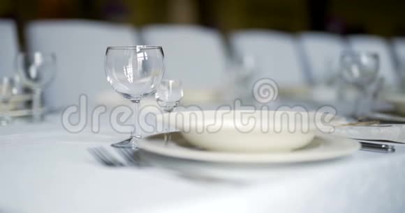 豪华优雅的晚餐装饰桌晚餐浪漫背景视频的预览图