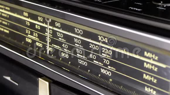 在老式接收机的规模上调整模拟无线电拨频率视频的预览图