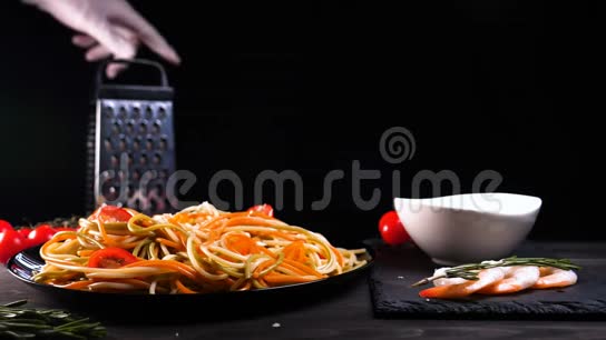 餐厅里的厨师在家里做熟食主厨为完成的意大利面做装饰视频的预览图