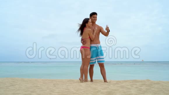 情侣在海滩4K自拍视频的预览图