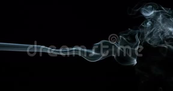 在黑色背景下升起的香烟烟雾视频的预览图