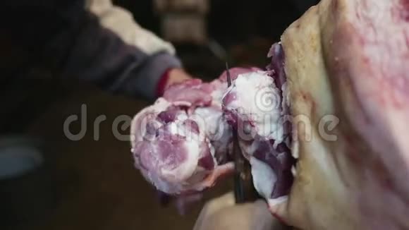 老屠夫用刀子慢慢切肉视频的预览图